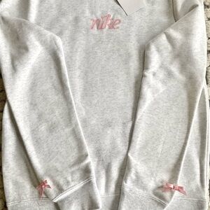 BRAND NEW! VIRAL NIKE coquette pink bow sweatshirt